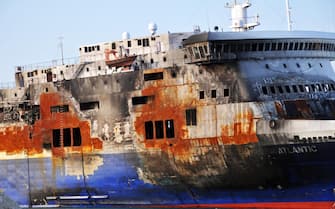 Il relitto della Norman Atlantic durante le manovre di attracco al suo arrivo nel porto di Bari, 14 febbraio 2015. ANSA/LUCA TURI