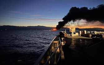 Il traghetto della Grimaldi a bordo del quale si è sviluppato un incendio, 18 febbraio 2022. ANSA/ UFFICIO STAMPA ++HO - NO SALES EDITORIAL USE ONLY++