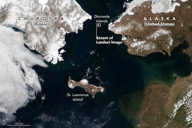 Un'immagine satellitare delle isole Diomede (Foto: Nasa Earth Observatory)