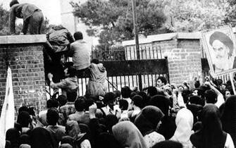Un'immagine d'archivio dell'assalto all'ambasciata degli Stati Uniti a Teheran avvenuto il 4 novembre 1979, quando un gruppo di studenti, tra loro anche l'attuale presidente Ahmandinejad, occuparono la sede americana prendendo in ostaggio 52 diplomatici. Falliti tutti i tentativi di ottenere il rilascio degli ostaggi per via diplomatica, gli Stati Uniti, sotto la presidenza di Jimmy Carter, reagirono tentando di salvare gli ostaggi con un blitz militare il 24 aprile 1980 ma l'operazione, denominata Eagle Claw, si risolse in un fallimento.
    ANSA / ARCHIVIO