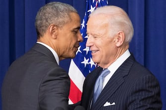 epa08362768 (FILE) - US President Barack Obama (L) and US Vice President Joe Biden (R) shake hands at the signing of the 21st Century Cures Act in the Eisenhower Executive Office Building in Washington, DC, USA, 13 December 2016 (re-issued on 14 April 2020). Former US president Barack Obama on 14 April 2020 in a video message endorsed Joe Biden for the US presidential elections.  EPA/MICHAEL REYNOLDS *** Local Caption *** 53162848