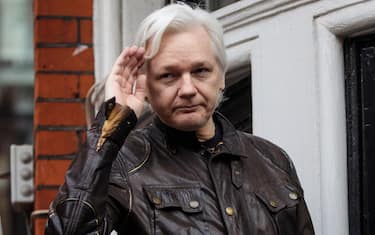 LONDON, ENGLAND - MAY 19: Julian Assange gestures as he speaks to the media from the balcony of the Embassy Of Ecuador on May 19, 2017 in London, England.  Julian Assange, founder of the Wikileaks website that published US Government secrets, has been wanted in Sweden on charges of rape since 2012.  He sought asylum in the Ecuadorian Embassy in London and today police have said he will still face arrest if he leaves. (Photo by Jack Taylor/Getty Images)