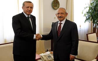 epa02248981 Turkey's Prime Minister Recep Tayyip Erdogan (L) and leader of the Republican People's Party (CHP) Kemal Kilicdaroglu shake hands before their meeting in Ankara, Turkey on 15 July 2010.  EPA/UMIT BEKTAS / POOL