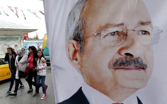 epa04772722 People walk near by an election campaign poster of Republican People's Party (CHP) leader Kemal Kilicdaroglu in Istanbul, Turkey, 28 May 2015. Turkey's general elections will be held on 07 June 2015.  EPA/SEDAT SUNA