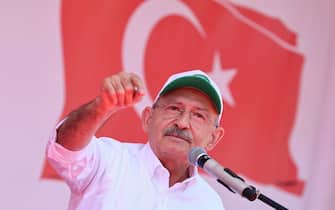 epa06652139 Republican People's Party (CHP) leader Kemal Kilicdaroglu, speaks during a mass rally in Corum, Turkey, 07 April 2018.  CHP supporters protested against government decision to privatize 14 sugar factories. Turkish government has decided to privatize sugar factories within the 'New Medium-term Program', however Turkey's main opposition CHP is opposing to government's decision to privatize.  EPA/TUMAY BERKIN