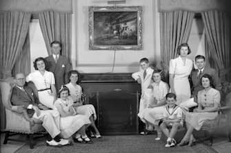 A portrait of the Kennedy family in their living room, Bronxville, New York, 1938. From left are: Joseph P Kennedy Sr (1888 - 1969), Patricia Kennedy (1926 - 2006), John F Kennedy (1917 - 1963), Jean Kennedy, Eunice Kennedy, Robert Kennedy (1925 - 1968), Kathleen Kennedy (1920 - 1948), Edward Kennedy, Rosemary Kennedy (1918 - 2005), Joseph P. Kennedy Jr (1915 - 1944), and Rose Kennedy (1890 - 1995). (Photo by Bachrach/Getty Images)