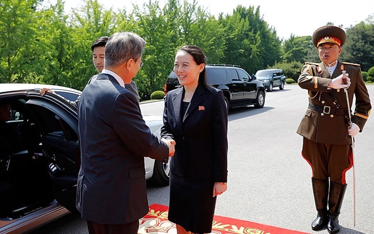 L'incontro nel 2018 tra il sudcoreano Moon Jae-in e Kim yo-jong L'incontro nel 2018 tra il sudcoreano Moon Jae-in e Kim yo-jong