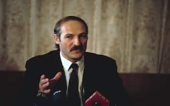 (GERMANY OUT) Der Politiker und weißrussische Präsident Alexander Lukaschenko, spricht in aufgestellte Mikrofone und gestikuliert dabei mit der Hand. Aufgenommen um 1995. (Photo by Brüggmann/ullstein bild via Getty Images)