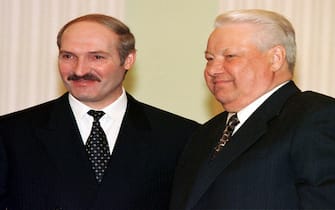 Russian President Boris Yeltsin (R) and his Belorussian counterpart Alexander Lukashenko smile during their meeting in Moscow 28 April 1999. Yeltsin said he would discuss the crisis over Kosovo province with Lukashenko, who favours bringing Yugoslavia into a loose Slav union with Russia and Belarus. (Photo by VIKTOR KOROTAYEV / POOL / AFP) (Photo by VIKTOR KOROTAYEV/POOL/AFP via Getty Images)