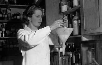 24th January 1950:  Conservative Party candidate, Margaret Roberts (Margaret Thatcher), the youngest candidate for any party in the 1950 General Election, at work in a laboratory where she is a research chemist.  (Photo by Chris Ware/Keystone Features/Getty Images)