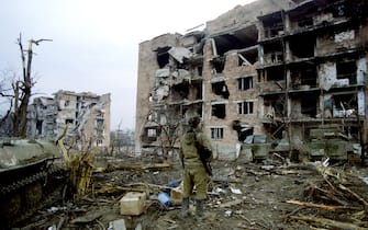 GRZ03: RUSSIA-CHECHNYA: GROZNY, 20JAN00 - A Russian soldier looks at a destroyed building in the Staropromyslovsky district of the Chechen capital Grozny January 19. A pro-Moscow Chechen leader said on Wednesday some guerilla commanders had traveled to Moscow for talks with government officials as Russian troops continued to make progress into Grozny despite meeting heavy resistance from well-entrenched Islamic fighters.  waw / str REUTERS
