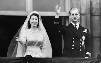 20th November 1947:  Princess Elizabeth and The Prince Philip, Duke of Edinburgh waving to a crowd from  the balcony of Buckingham Palace, London shortly after their wedding at Westminster Abbey.  (Photo by Keystone/Getty Images)