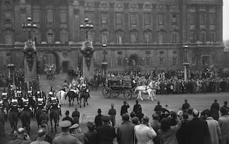 21st November 1947: Princess Elizabeth and Prince Philip leaving Buckingham Palace for Westminster Abbey on their wedding day.  (Photo by Harold Clements / Express / Getty Images)
