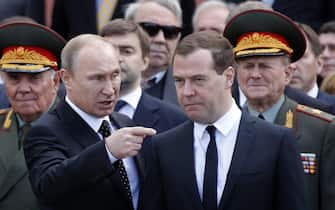 Russian President Vladimir Putin (C-L) speaks with Russian Prime Minister Dmitry Medvedev (C-R) during a wreath laying ceremony in commemoration of the 73th anniversary of Nazi Germany's invasion of the Soviet Union at the Tomb of the Unknown Soldier at the Kremlin walls in Moscow, Russia, 22 June 2014. ANSA/MAXIM SHIPENKOV