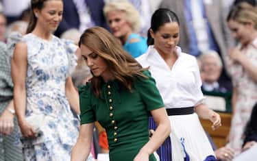 epa07714365 (L-R) Pippa Middleton, Catherine, the Duchess of Cambridge and Meghan Markle, the Duchess of Sussex arrive in the Royal Box on Centre Court during the Wimbledon Championships at the All England Lawn Tennis Club, in London, Britain, 13 July 2019. EPA/NIC BOTHMA EDITORIAL USE ONLY/NO COMMERCIAL SALES