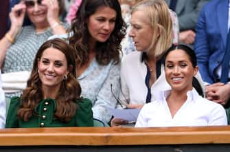 epa07714578 Catherine (L), the Duchess of Cambridge and Meghan the Duchess of Sussex in the Royal Box on Centre Court during the women's final of Wimbledon Championships at the All England Lawn Tennis Club, in London, Britain, 13 July 2019. EPA/Laurence Griffiths / POOL EDITORIAL USE ONLY/NO COMMERCIAL SALES *** Local Caption *** LONDON, ENGLAND - JULY 13: Catherine, Duchess of Cambridge and Meghan, Duchess of Sussex attend the Royal Box during Day twelve of The Championships - Wimbledon 2019 at All England Lawn Tennis and Croquet Club on July 13, 2019 in London, England. (Photo by