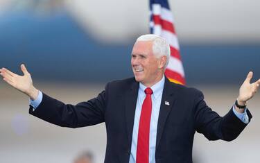 Mike Pence, chi è il vice di Trump durante il mandato del tycoon. FOTO