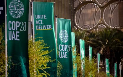 Cop28, attesa nuova bozza. Oltre 100 Paesi chiedono addio a fosssile