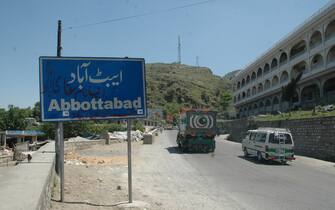 Uccisione di Osama Bin Laden, prime immagini del luogo dove si nascondeva ed è stato ucciso, vicino a Islamabad. In foto l'ingresso del paese di Abbottabad, noto per essere una località di villeggiatura per ricchi pachistani, e il luogo dove Bin Laden si era rifugiato..