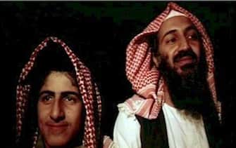 Qatar - Omar Bin Laden, il figlio di Osama Bin Laden, tira fuori le foto di famiglia - In foto Omar Bin Laden all'etÃ  di 15 anni in Afghanistan con il padre
