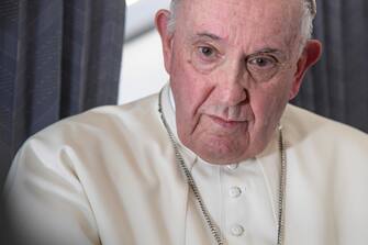 Pope Francis gives a news conference aboard the papal plane on his flight back to Rome after visiting Cyprus and Greece, 06 December 2021. ANSA/ALESSANDRO DI MEO/ POOL