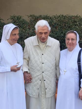 +++ATTENTION THE PHOTO CANNOT BE PUBLISHED OR REPRODUCED WITHOUT THE AUTHORIZATION OF THE SOURCE OF ORIGIN TO WHICH IT IS REFERRED+++ The photo of Pope Emeritus Benedict XVI posted today on Twitter by Vatican Press Office director Greg Burke.  In the image Joseph Ratzinger is portrayed in the Vatican Gardens, near his residence in the former Mater Ecclesiae monastery, with two nuns at his side.  Vatican City, October 18, 2017. TWITTER
