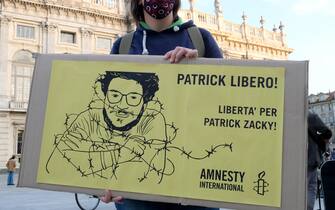 Manifestazione per la liberazione di Patrick Zaky detenuto in Egitto in piazza Castello, Torino,, 8 ottobre 2020 ANSA/ ALESSANDRO DI MARCO