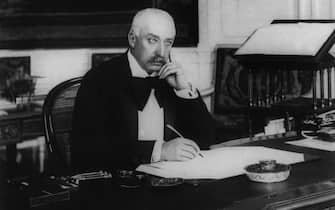 Felix Faure (1841-1899) president de la Republique en 1895-1899, ici assis a son bureau --- Felix Faure (1841-1899) french president in 1895-1899, here at his desk