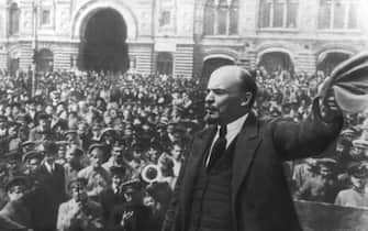 Russian communist revolutionary leader, Vladimir Lenin (1879 - 1924), giving a speech to Vsevobuch servicemen on the first anniversary of the foundation of the Soviet armed forces, Red Square, Moscow, 25th May 1919. (Photo by Universal History Archive/Getty Images)
