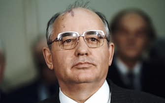 Mikhail Gorbachev, Russian Politburo member and second in line at the Kremlin, announces the death of Soviet Defence Minister Marshal Dmitri Ustinov, before departing from Edinburgh Airport for Russia, in Edinburgh, Scotland, on Friday, 21 December, 1984. Gorbachev was on a week-long trip to Britain in December. Photographer: Bryn Colton