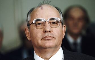 1089036532 Mikhail Gorbachev, Russian Politburo member and second in line at the Kremlin, announces the death of Soviet Defence Minister Marshal Dmitri Ustinov, before departing from Edinburgh Airport for Russia, in Edinburgh, Scotland, on Friday, 21 December, 1984. Gorbachev was on a week-long trip to Britain in December. Photographer: Bryn Colton