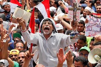 Cairo (Egitto), in migliaia in piazza Tahrir contro lo scioglimento del Parlamento. Decine di migliaia di persone, per lo piÃ¹ sostenitori dei Fratelli Musulmani e partiti islamici, si sono radunate in piazza dopo la preghiera del venerdÃ¬ per una nuova protesta contro il â  colpo di Statoâ   dello scioglimento del Parlamento egiziano, ispirato dai militari (Cairo - 2012-06-22, Nasser Nouri / IPA) p.s. la foto e' utilizzabile nel rispetto del contesto in cui e' stata scattata, e senza intento diffamatorio del decoro delle persone rappresentate