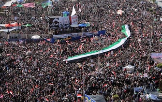 Cairo, gli Egiziani tornano in piazza Tahrir per festeggiare un anno dall'inizio della rivoluzione che ha portato l'ex Presidente Hosni Mubarak a dimettersi. Nella piazza si sono trovati tutti i differenti partiti politici anche per ricordare che la rivoluzione non Ã¨ ancora finita (Cairo - 2012-01-26, Ahmed Gomaa/Upi / IPA) p.s. la foto e' utilizzabile nel rispetto del contesto in cui e' stata scattata, e senza intento diffamatorio del decoro delle persone rappresentate