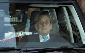 epa09124059 Prince Philip, the Duke of Edinburgh leaves in a car after being discharged from the King Edward VII's Hospital in London, Britain, 24 December 2019.  (reissued 09 April 2021. According to the Buckingham Palace, Prince Philip has died aged 99.  EPA/NEIL HALL   NO SALES *** Local Caption *** 55727374