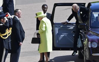 epa06749077 Britain's Queen Elizabeth II (C) and Prince Philip (R), Duke of Edinburgh arrive for the royal wedding ceremony of Britain's Prince Harry and Meghan Markle at St George's Chapel in Windsor Castle, in Windsor, Britain, 19 May 2018.  EPA/TOBY MELVILLE / POOL