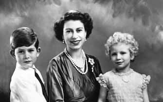 epa10173382 (FILE) - Britain's Queen Elizabeth II, with Prince Charles and Princess Anne, pictured in December 1954. Britain's Queen Elizabeth II died at her Scottish estate on 08 September 2022. The 96-year-old Queen was the longest-reigning monarch in British history.  EPA / STR EDITORIAL USE ONLY / NO SALES / NO ARCHIVES