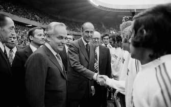 Valéry Giscard d'Estaing et le Prince Rainier de Monaco lors de la finale de la Coupe de France de Football entre l'ASSE et Monaco à Paris le 8 juin 1974, France. (Photo by Gilbert UZAN/Gamma-Rapho via Getty Images)