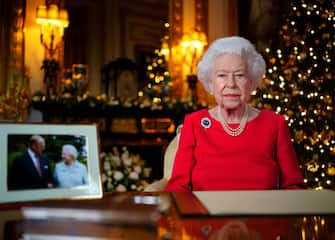 La regina Elisabetta II ha reso un toccante tributo al suo defunto marito, il principe Filippo, nel suo messaggio del giorno di Natale, mentre celebrava la festa con una riunione di famiglia. Nel messaggio insolitamente personale trasmesso alle 1500 GMT, la regina novantacinquenne ha affermato che a lei e alla sua famiglia mancava molto il Duca di Edimburgo, morto a 99 anni ad aprile. Con un abito rosso e giro di perle, la Regina ha parlato mentre era seduta a un tavolo dove era posta una sua foto con il marito Philip, scattata nel 2007 in occasione del 60° anniversario di matrimonio (le nozze di diamante). "Il Natale può essere difficile per chi ha perso i propri cari. Soprattutto quest'anno capisco il motivo", ha detto la regina, che è stata sposata con il principe Filippo per 73 anni. Sull'abito una spilla di zaffiri che indossava in luna di miele e al loro anniversario di matrimonio con diamanti. Buckingham Palace questa settimana ha annunciato che in primavera si terrà una commemorazione per Filippo nell'Abbazia di Westminster, dopo che solo 30 persone avevano potuto partecipare al suo funerale a causa delle restrizioni per il Covid. La regina ha ricordato con affetto il principe, dicendo che il suo "senso del dovere, la curiosità intellettuale e la capacità di tirare fuori il divertimento da ogni situazione erano tutti irrefrenabili". La regina ha poi sottolineato l'impatto del Covid sulle festività natalizie della famiglia Reale. Quest'anno "Covid significa di nuovo che non possiamo festeggiare come avremmo voluto", ha detto. La regina ha annullato il suo solito viaggio nella sua tenuta di Sandringham, nell'Inghilterra orientale, come misura precauzionale, soggiornando invece al castello di Windsor. Ha anche deciso di non partecipare al tradizionale servizio mattutino di Natale presso la Cappella di San Giorgio del castello, sebbene il resto della famiglia fosse presente.ANSA/The Christmas Broadcast 2021 - The Royal Family EDITORIAL USE ONLY NO SALES