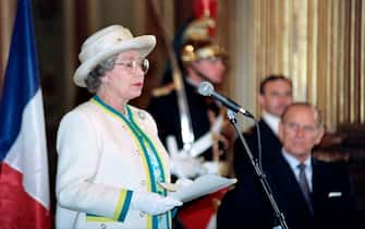 Britain's Queen Elizabeth II delivers a speech on June 12, 1992 in Bordeaux. (Photo by Olivier MORIN / AFP) (Photo by OLIVIER MORIN/AFP via Getty Images)