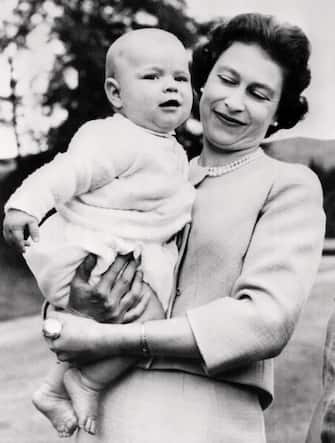 PICTURE TAKEN ON SEPTEMBER 9 AT BALMORAL CASTLE SHOWING QUEEN ELIZABETH II WITH HER BABY ANDREW; (Photo by - / CENTRAL PRESS / AFP) (Photo by -/CENTRAL PRESS/AFP via Getty Images)