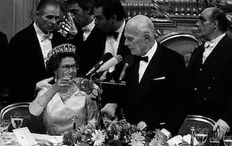 Il presidente della Repubblica Sandro Pertini con la regina Elisabetta II durante la cena al Quirinale, Roma, 14 ottobre 1980. ANSA