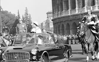La regina Elisabetta passa nella Flaminia scoperta del presidente della Repubblica Giovanni Gronchi, seduto accanto a lei, per via dei Fori Imperiali, Roma, 2 maggio, 1961. ANSA