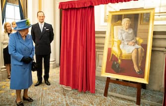 LONDON, ENGLAND - OCTOBER 17: Queen Elizabeth II views a new portrait depicting Her Majesty painted by BP Portrait Award 2017 winner, Benjamin Sullivan, the portrait commissioned to celebrate 100 years of the RAF Club during the opening of the new wing and unveiling of a series of newly-commissioned artworks as she visits the RAF Club to mark its centenary year on October 17, 2018 in London, England. (Photo by Heathcliff O'Malley - WPA Pool/Getty Images)