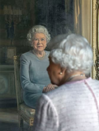Britain's Queen Elizabeth II, views her new portrait painted by artist Stuart Brown (not pictured) at Windsor Castle on November 30, 2018, commissioned by the RAF Regiment to celebrate its 75th anniversary. (Photo by Steve Parsons / POOL / AFP) / RESTRICTED TO EDITORIAL USE - MANDATORY MENTION OF THE ARTIST UPON PUBLICATION - TO ILLUSTRATE THE EVENT AS SPECIFIED IN THE CAPTION        (Photo credit should read STEVE PARSONS/AFP via Getty Images)