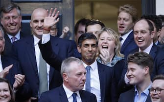 epa10263092 Former British Chancellor of the Exchequer Rishi Sunak (C) arrives at Conservative Central Office after it was announced by the Chair of the 1922 Committee that he will become the new leader of the Conservative party in London, Britain, 24 October 2022. Sunak will succeed Liz Truss as prime minister, after rival candidate Mordaunt withdrew from the party leadership contest.  EPA/TOLGA AKMEN