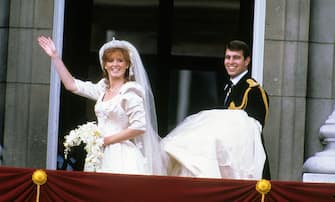 LONDON, UNITED KINGDOM - JULY 23:  Sarah Ferguson, Duchess of York and Prince Andrew, Duke of York  stand on the balcony of Buckingham Palace and wave at their wedding on July 23, 1986 in London, England. (Photo by Anwar Hussein/Getty Images)
