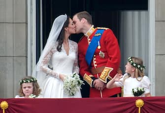 TRH Prince William, Duke of Cambridge and Catherine Middleton, Duchess of Cambridge kiss on the balcony of Buckingham Palace following their wedding on April 29, 2011 in London, England. (Photo by Anwar Hussein/WireImage)