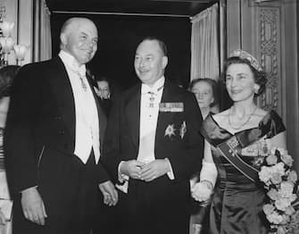 Colonel Sir Charles Hambro, left), Chairman of the Anglo-Danish Society, with the Duke and Duchess of Gloucester at the society's Silver Jubilee dinner party at the Dorchester Hotel in London, 21st April 1950. (Photo by Keystone/Hulton Archive/Getty Images)