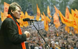 KIEV, UKRAINE:  Ukraine's opposition leader Viktor Yushchenko, makes a speech to his supporters in downtown Kiev, 16 October 2004. About 10,000 Ukrainians, mostly students, gathered in the capital Kiev on Saturday in support of top opposition leader and presidential candidate Viktor Yushchenko ahead of Ukraine's presidential election due on October 31. Yushchenko was taken ill in early September and has claimed he was poisoned.   AFP PHOTO / Genya Savilov  (Photo credit should read GENYA SAVILOV/AFP via Getty Images)