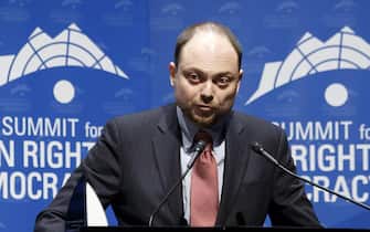epa06546925 Russian Vladimir Kara-Murza, Leading dissident against the Putin regime, gives a speech after receiving the 2018 Courage Award, at the 10th Geneva Summit for Human Rights and Democracy, at the International Conference Center Geneva (CICG) in Geneva, Switzerland, 20 February 2018.  EPA/SALVATORE DI NOLFI